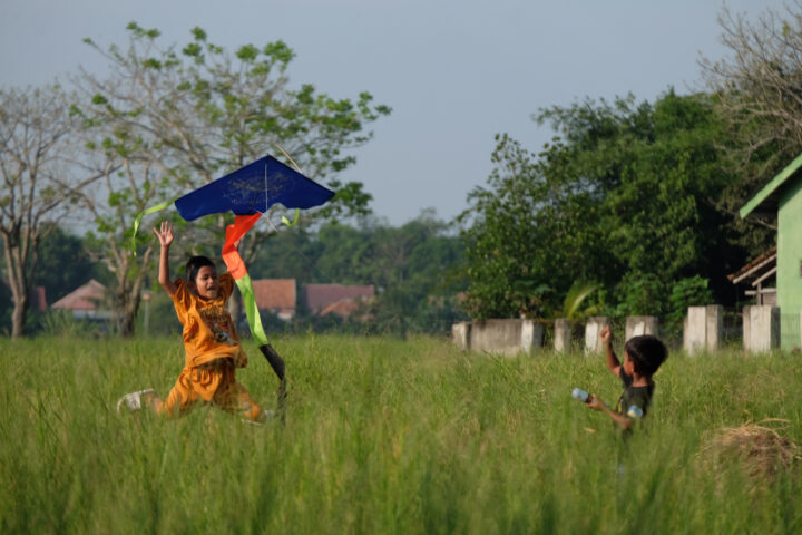 Bermain Layangan Saat Libur di Persawahan Doni Serang Bermain Layangan Saat Libur di Persawahan 1