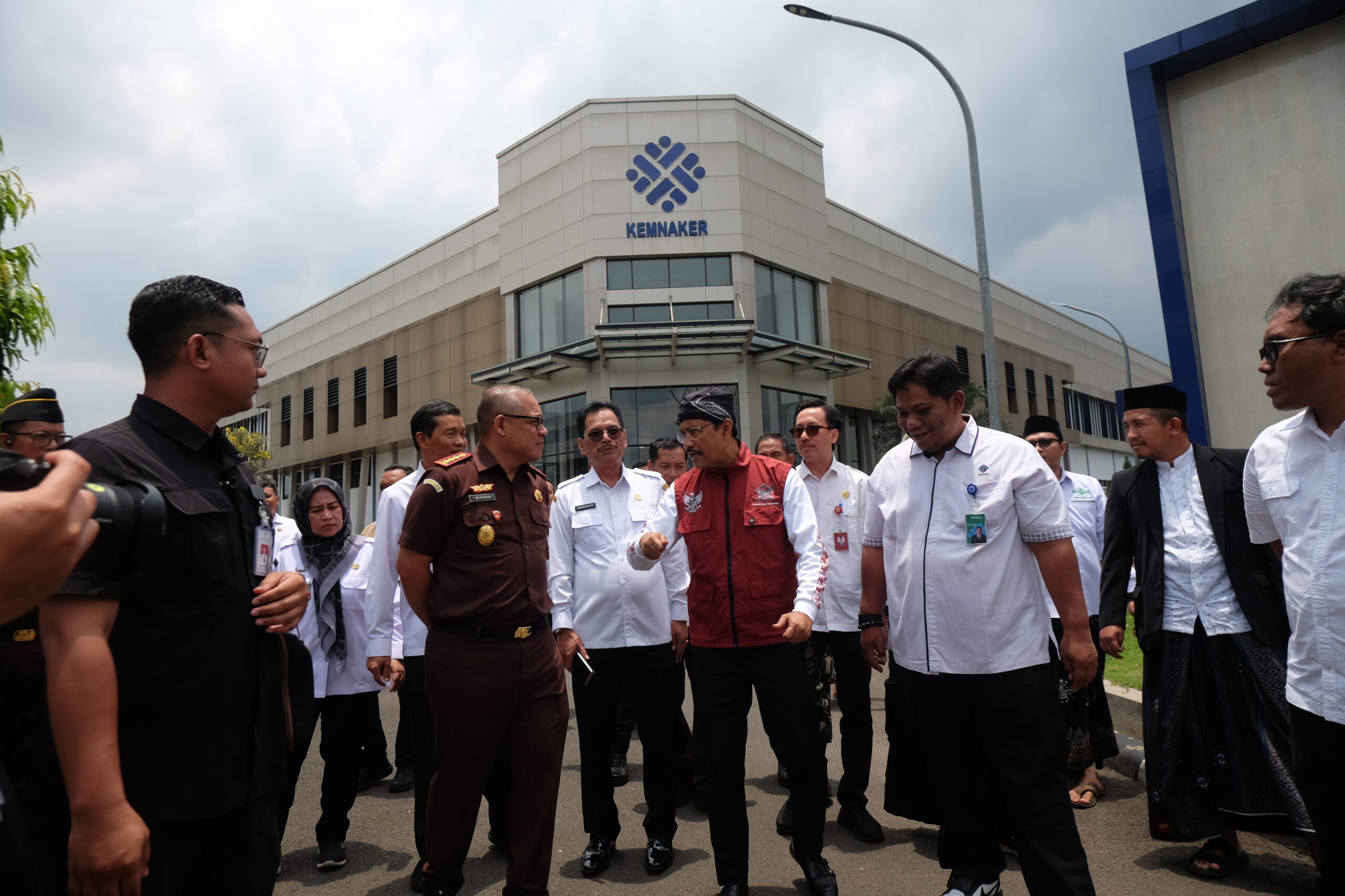 Doni Serang Dibawah Koordinasi KLH Kementrian Sosial Bakal Bantu Warga Cikande Terpapar Radioaktif 1 scaled