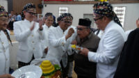 Doni Serang Gubenur Banten Andra Soni Suapi Nasi Tumpeng Untuk Pendiri Provinsi Banten Tb Triyana Sjamun 1