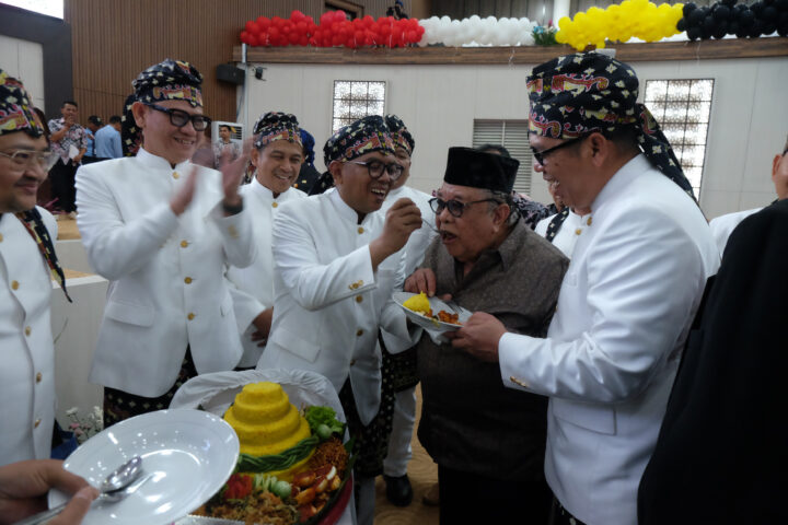 Gubenur Banten Andra Soni Suapi Nasi Tumpeng Untuk Pendiri Provi Doni Serang Gubenur Banten Andra Soni Suapi Nasi Tumpeng Untuk Pendiri Provinsi Banten Tb Triyana Sjamun 1