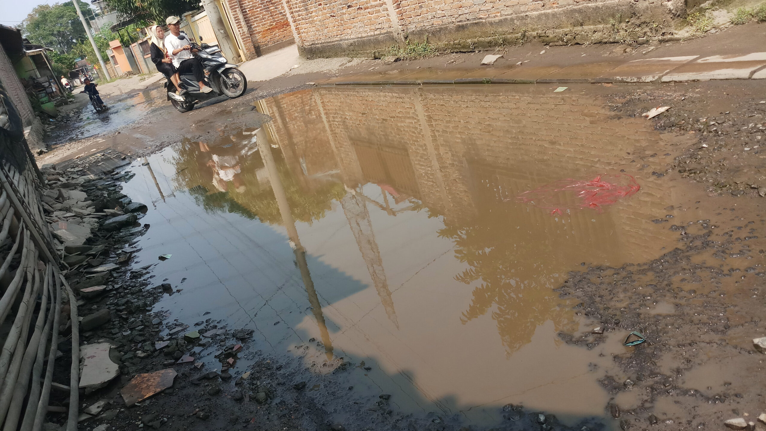 Doni Serang Jalan Lingkungan Priyayi Dukuh Kasemen Kota Serang Seperti Kubangan Kerbau 1 scaled