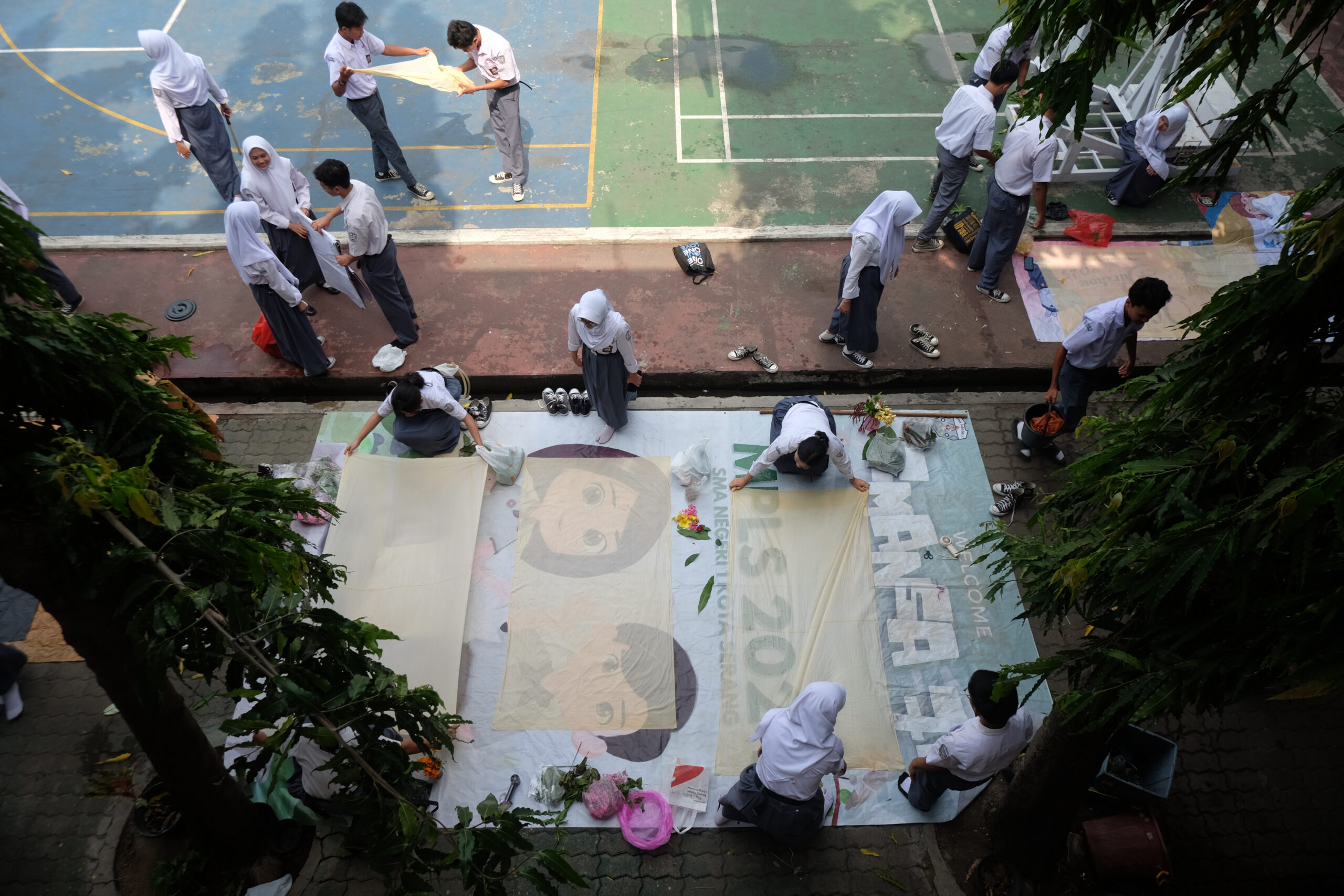 Doni Serang Kembangkan Minat dan Bakat Siswa SMAN 1 Belajar dan Dikenalkan Membatik Ecoprint 1 scaled