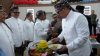 Doni Serang Ketua DPRD Provinsi Banten Fahmi Hakim Potong Tumpeng HUT Banten ke 25 1