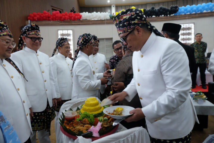 Doni Serang Ketua DPRD Provinsi Banten Fahmi Hakim Potong Tumpeng HUT Banten ke 25 1