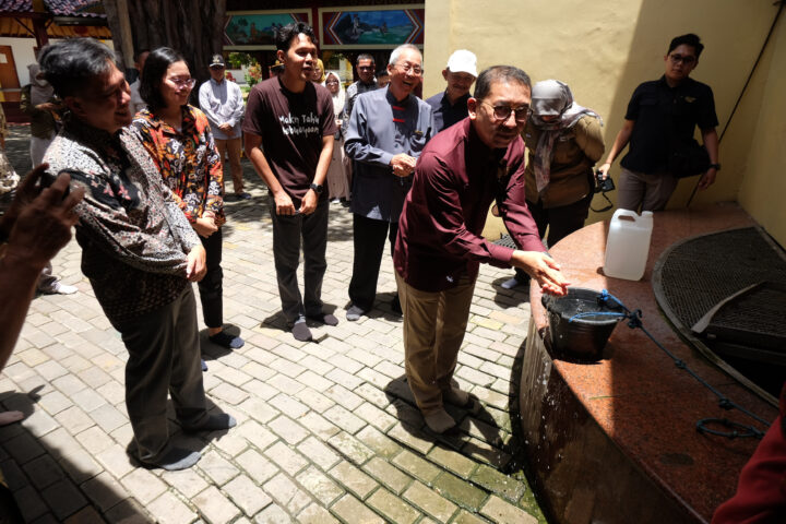 Menteri Kebudayaan Fadli Zon Cuci Muka Saat Meninjau Vihara Aval Doni Serang Menteri Kebudayaan Fadli Zon Cuci Muka Saat Meninjau Vihara Avalokitesvara Banten Lama 1