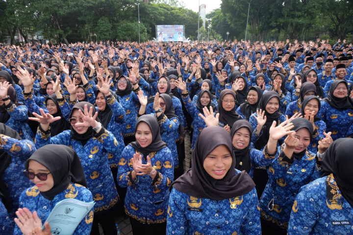 Ribuan P3K Paruh Waktu Pemkot Serang Bersoark Usai Dilantik Doni Serang Ribuan P3K Paruh Waktu Pemkot Serang Bersoark Usai Dilantik 1