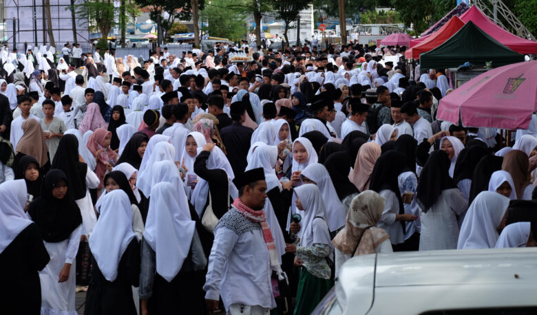 Ribuan Santri Antre Warung Amal Doni Serang Ribuan Santri Antre Warung Amal 1