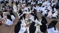 Santri Makan Lesehan Usai Apel Hari Santri di Alun-Alun Barat Ko Doni Serang Santri Makan Lesehan Usai Apel Hari Santri di Alun Alun Barat Kota Serang 1