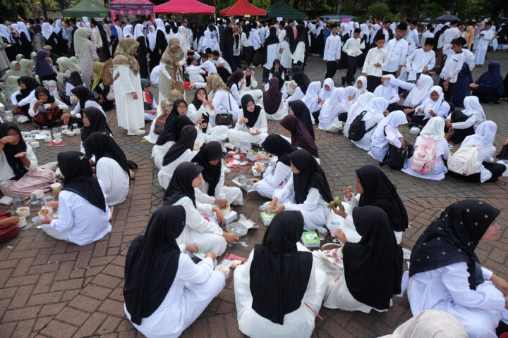 Santri Makan Lesehan Usai Apel Hari Santri di Alun-Alun Barat Ko Doni Serang Santri Makan Lesehan Usai Apel Hari Santri di Alun Alun Barat Kota Serang 1