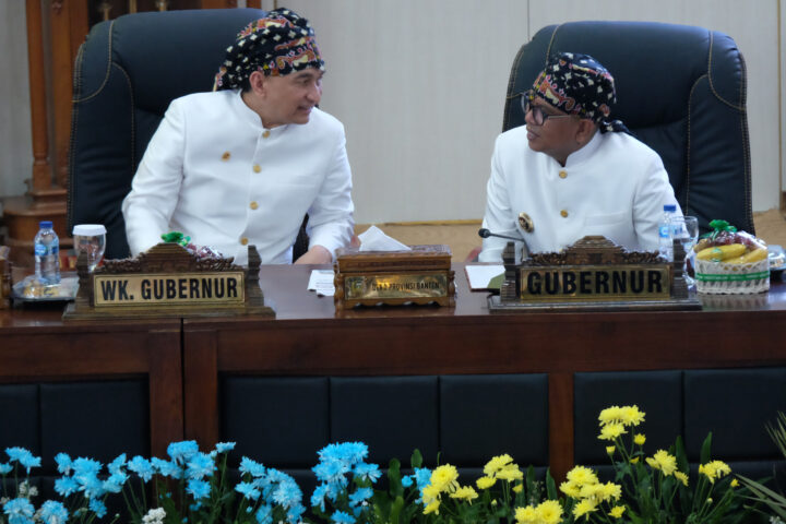 Tampak Akrab Gubernur Banten Andra Soni dan Wakil Gubernur Bante Doni Serang Tampak Akrab Gubernur Banten Andra Soni dan Wakil Gubernur Banten Dimyati Natakusumah Berbicang Saat Paripurna HUT Banten ke 25 1