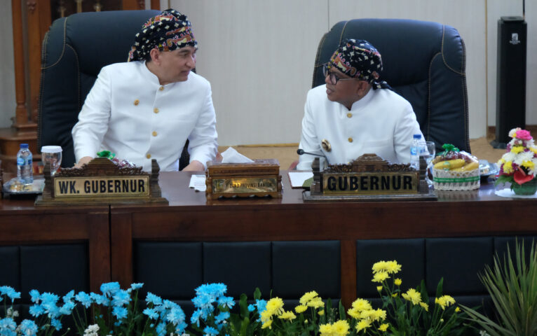 Doni Serang Tampak Akrab Gubernur Banten Andra Soni dan Wakil Gubernur Banten Dimyati Natakusumah Berbicang Saat Paripurna HUT Banten ke 25 3