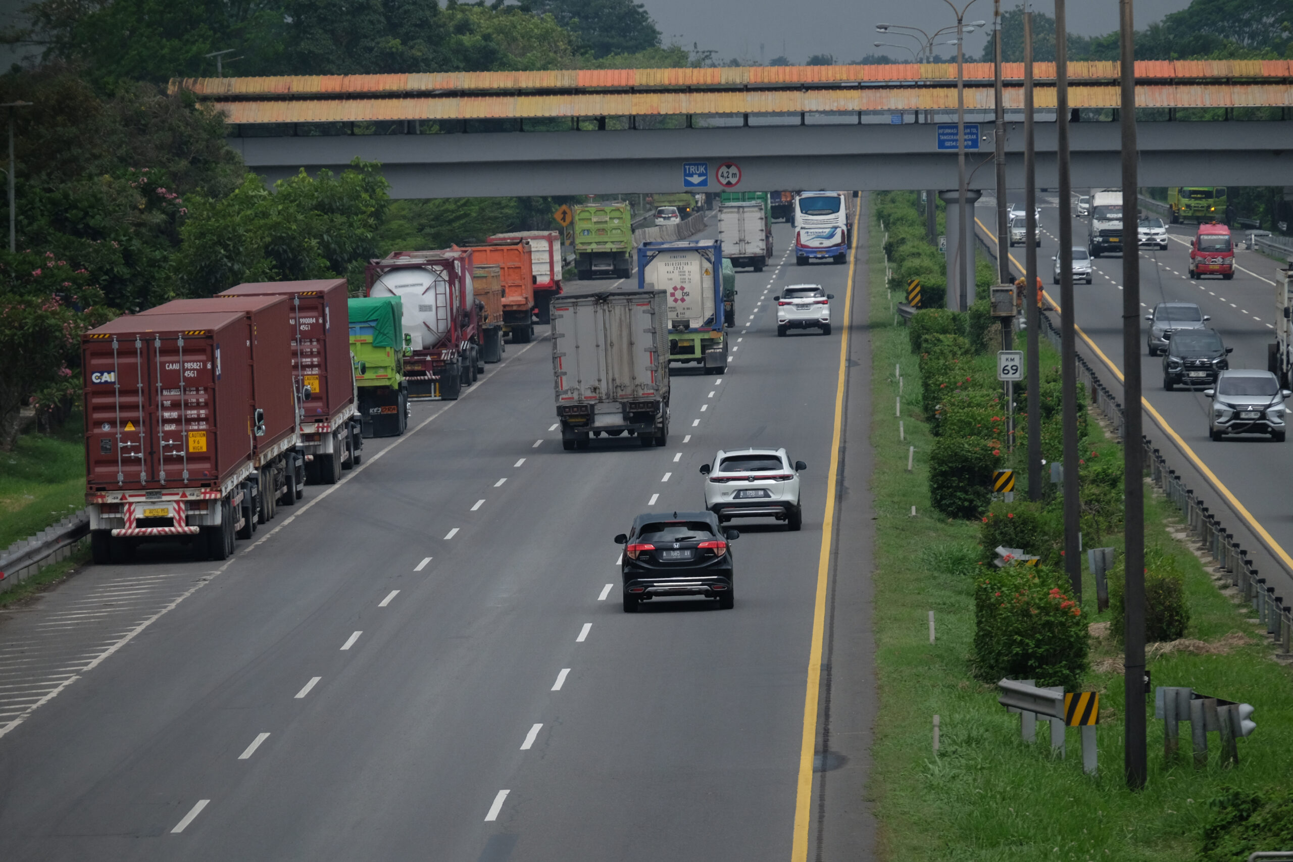 Doni Serang Truk Parkir Liar Dibahu Jalan Tol Tangerang Merak KM 69 Kota Serang 1 scaled