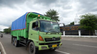 Doni Serang Truk Tambang Marak Melintas di Depan Kantor Gubernur Banten Meski Diluar Jam Operasionalnya 2