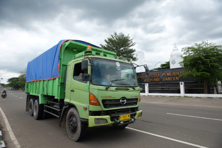 Doni Serang Truk Tambang Marak Melintas di Depan Kantor Gubernur Banten Meski Diluar Jam Operasionalnya 2