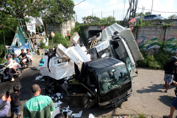 Truk Terjun Tol Tangerang-Merak Timpa Mabil Pickup dan Motor Nma Doni Serang Truk Terjun Tol Tangerang Merak Timpa Mabil Pickup dan Motor Nmax 1