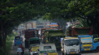 Doni Serang Truk Tonase Besar Ramai Lintasi Jalan Raya Serang Cilegon 1