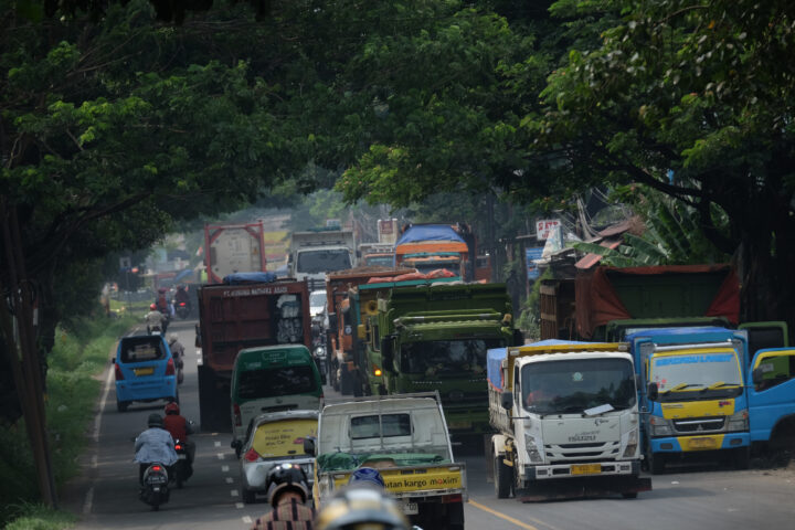 Doni Serang Truk Tonase Besar Ramai Lintasi Jalan Raya Serang Cilegon 1