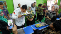 Walikota Serang Budi Rustandi Cium Menu MBG di SDN 2 Demi Antisi Doni Serang Walikota Serang Budi Rustandi Cium Menu MBG di SDN 2 Demi Antisipasi Keracunan 1