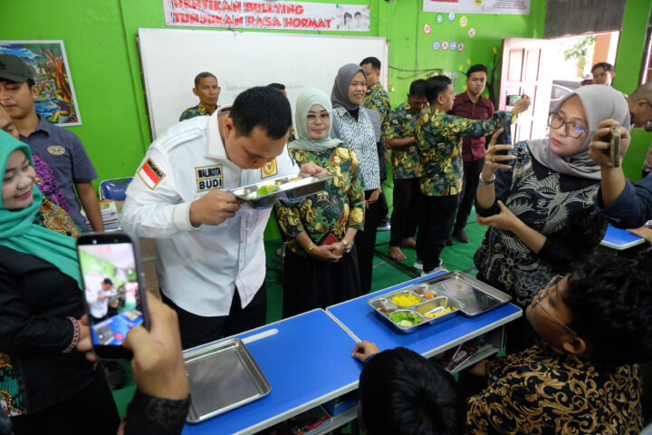 Walikota Serang Budi Rustandi Cium Menu MBG di SDN 2 Demi Antisi Doni Serang Walikota Serang Budi Rustandi Cium Menu MBG di SDN 2 Demi Antisipasi Keracunan 1