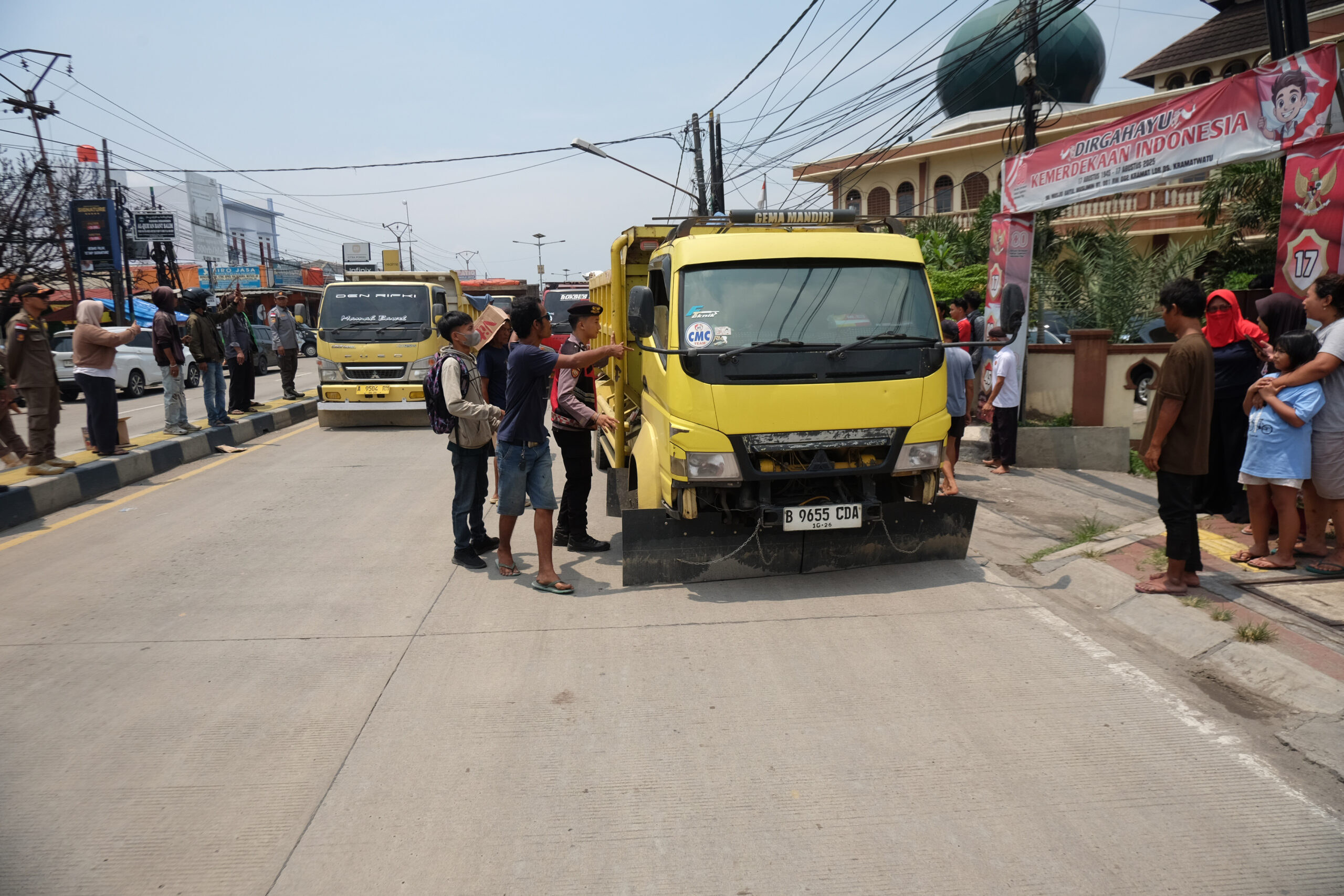 Doni Serang Warga Cegat Truk Muatan Batu Kerikil di Kramatwatu Saat Unjukrasa Tolak Truk ODOL 1 scaled