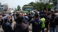 Doni Serang Warga Hadang Truk Odol di Perempatan PCI Cilegon 1