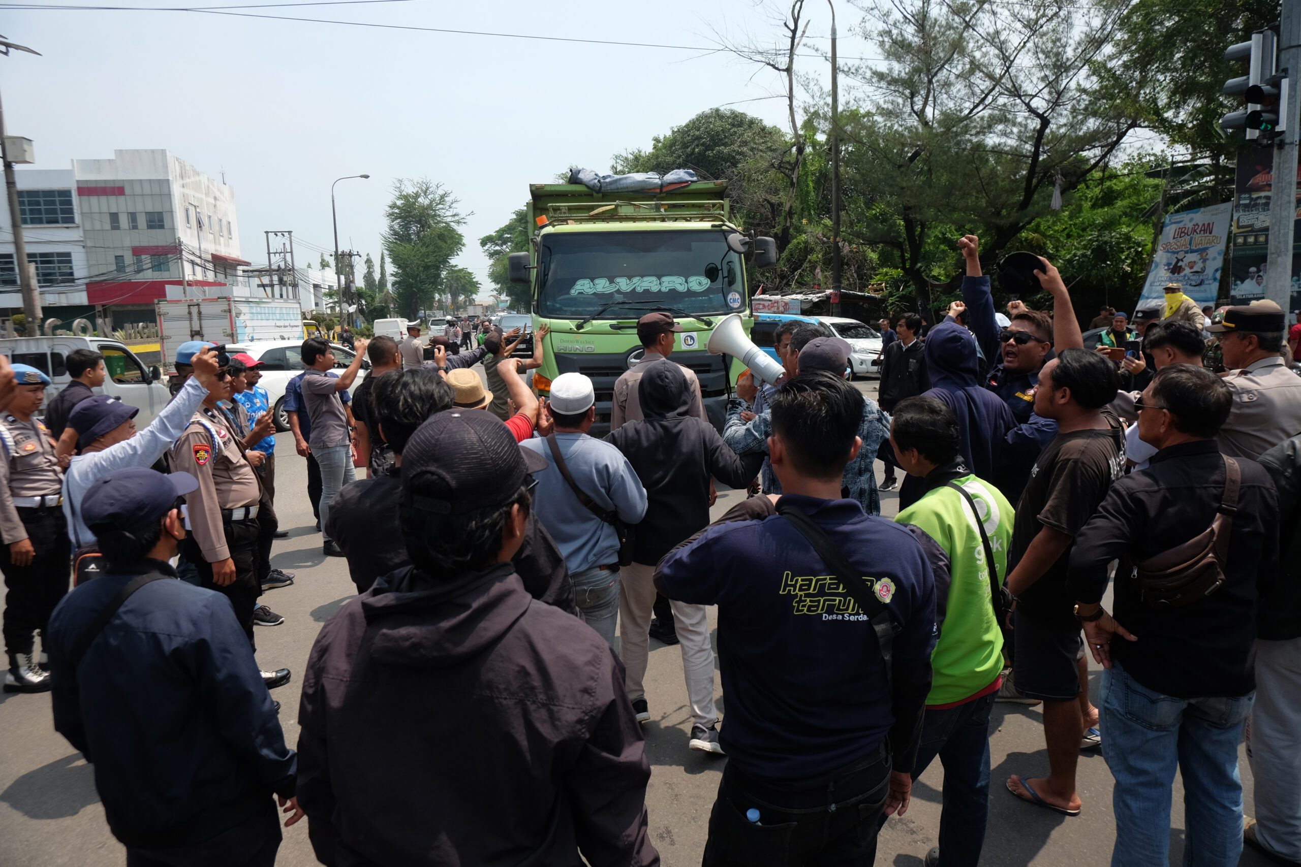 Doni Serang Warga Hadang Truk Odol di Perempatan PCI Cilegon 1 scaled