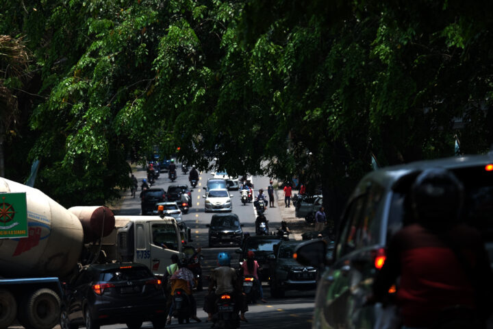 Doni Serang Waspadai Pohon Tumbang di Jalan Raya Serang Cilegon 1