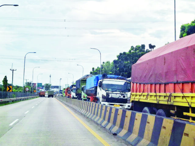 Truk Tambang Beroperasi Malam Hari Truk Tambang Beroperasi Malam Hari