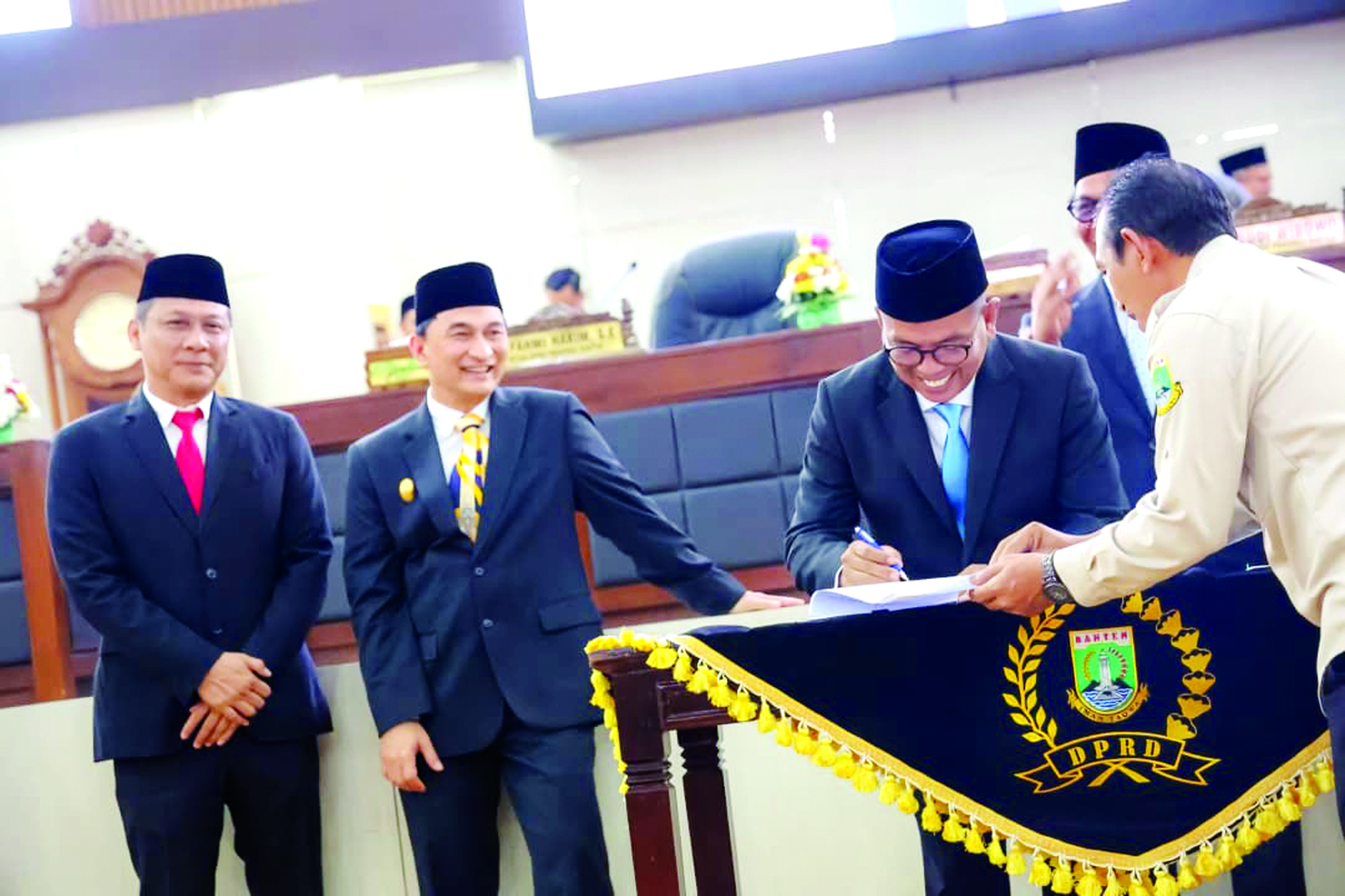 Pendapatan Daerah Ditetapkan Rp 9,9 Triliun Pendapatan Daerah Ditetapkan Rp 9,9 Triliun