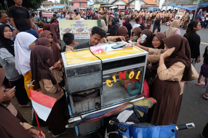 Doni Cilegon Pedagang Cimol Ludes Dibeli Pelajar Saat Menunggu Kedatangan Presiden RI Prabowo ke Pabrik PT Lotte Chemical Cilegon 1