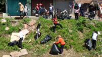 Doni Serang Ajarkan Cintai Lingkungan Pelajar Memungut sampah di Saluran Irigasi Kasemen 1