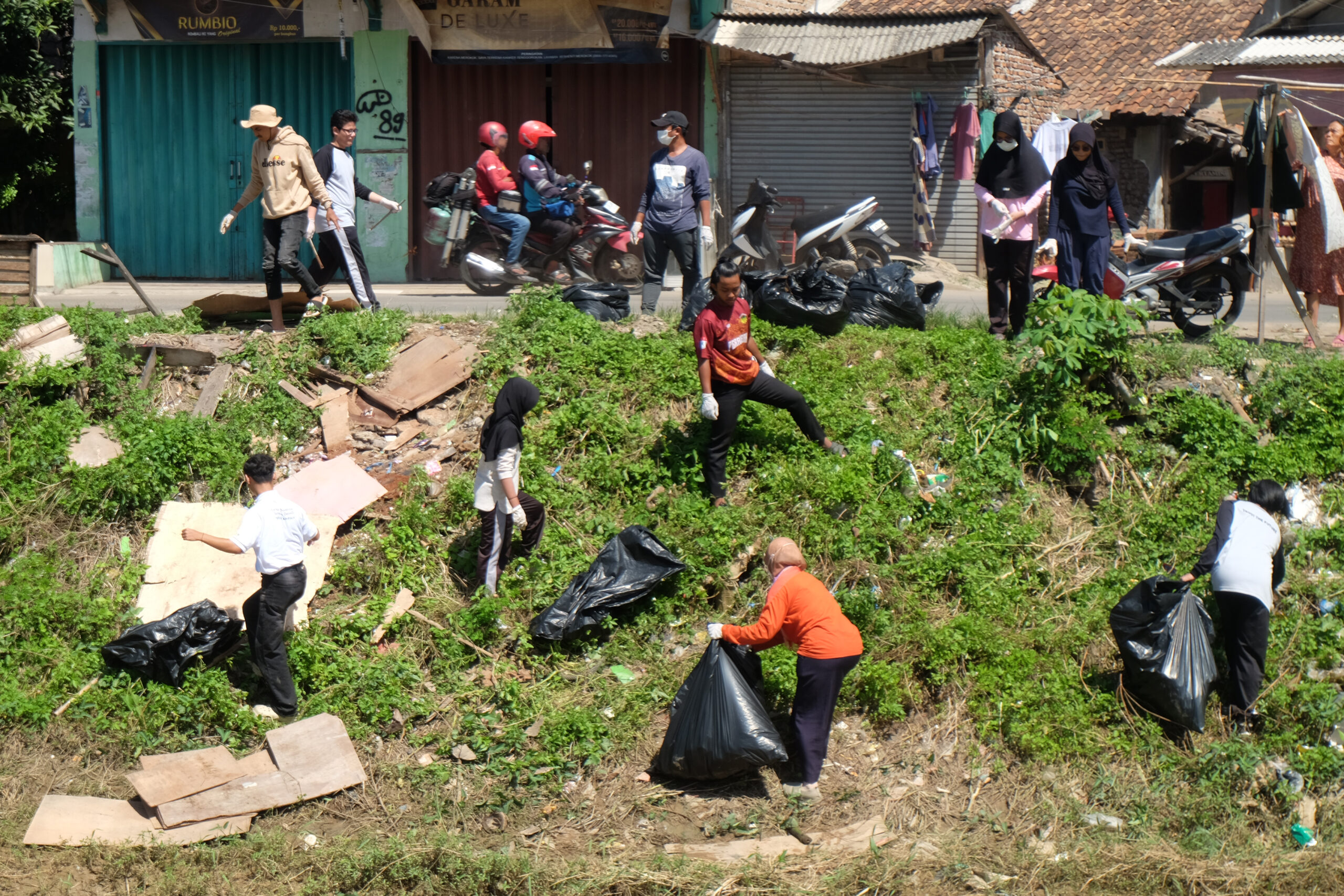 Ajarkan Cintai Lingkungan, Pelajar Memungut sampah di Saluran Ir Doni Serang Ajarkan Cintai Lingkungan Pelajar Memungut sampah di Saluran Irigasi Kasemen 1 scaled