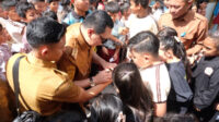 Doni Serang Anak Anak Berebut Tandatangan Walikota Serang Budi Rustandi Saat Kunjungi Sekolah Mardi Yuana Serang 1