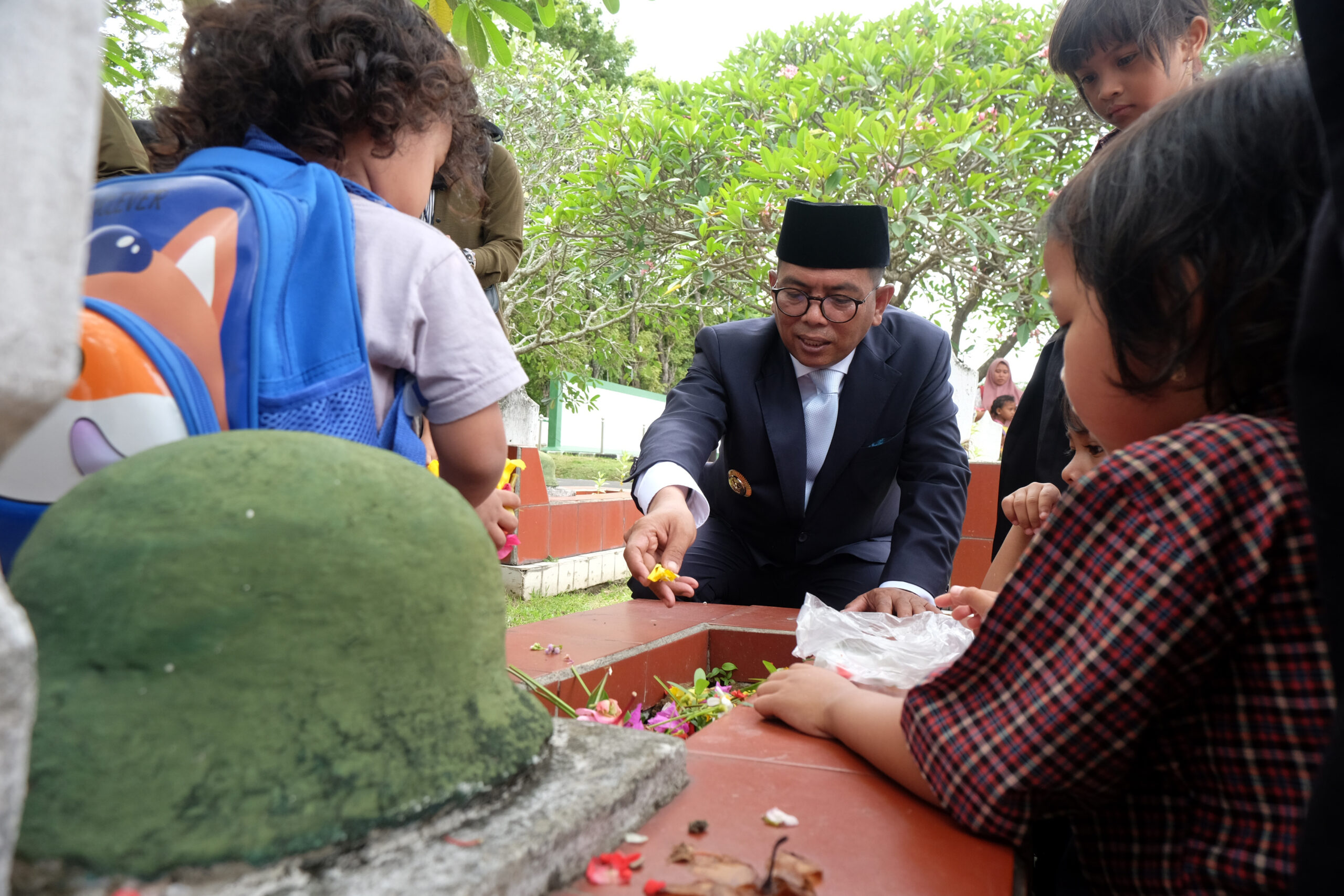 Doni Serang Anak TK Kota Serang Nyekar Dalam Rangka Hari Pahlawan 1 scaled