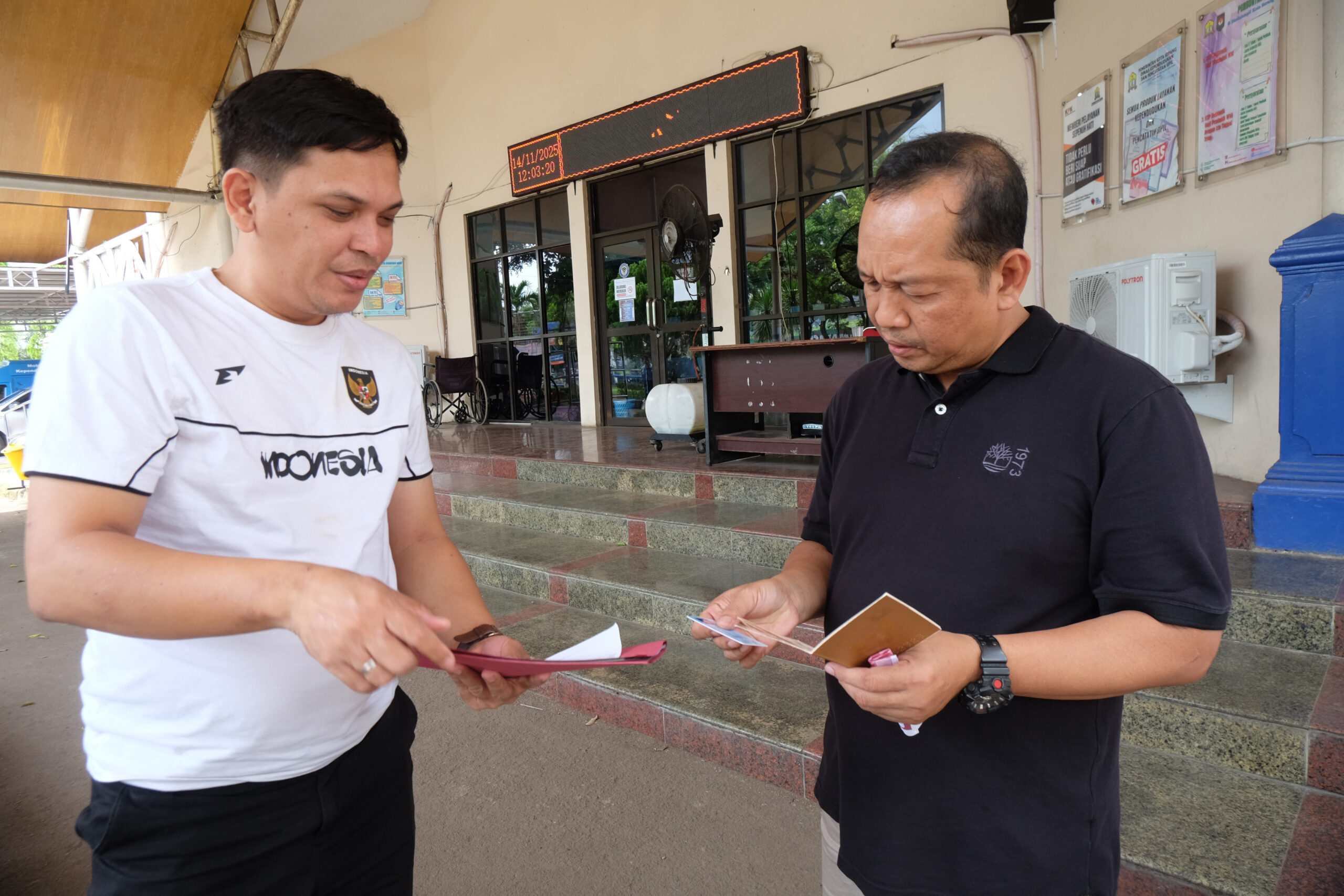 Doni Serang Disdukcapil Kota Serang Kebut Sisa 10 Ribu Perekaman 1 scaled