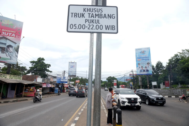 Doni Serang Dishub Banten Pasang 23 Titik Rambu Jam Operasional Truk Tambang 1