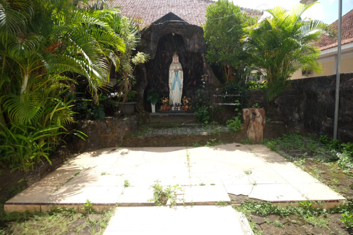 Doni Serang Gua Maria Kali Banten di Kawasan Sekolah Mardi Yuana Serang 1