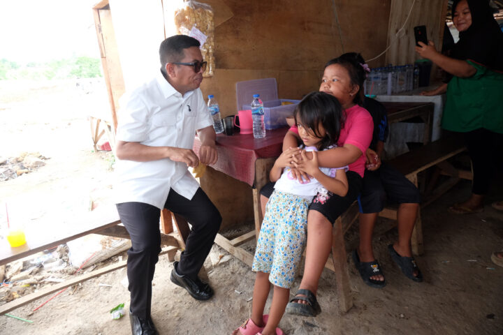 Gubernur Banten Andra Soni Berbincang Dengan Anak-Anak Usai Tinj Doni Serang Gubernur Banten Andra Soni Berbincang Dengan Anak Anak Usai Tinjau SMAN 9 1