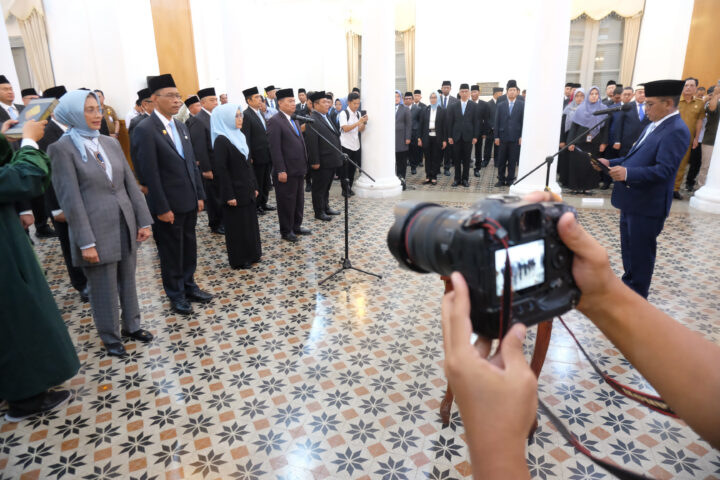 Gubernur Banten Andra Soni Lantik Puluhan Pejabat Pemprov Banten Doni Serang Gubernur Banten Andra Soni Lantik Puluhan Pejabat Pemprov Banten di Gedung Negara 1