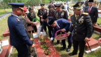 Doni Serang Gubernur Banten Andra Soni Tabur Bunga di Makam Pahlawan Ciceri Kota Serang 1