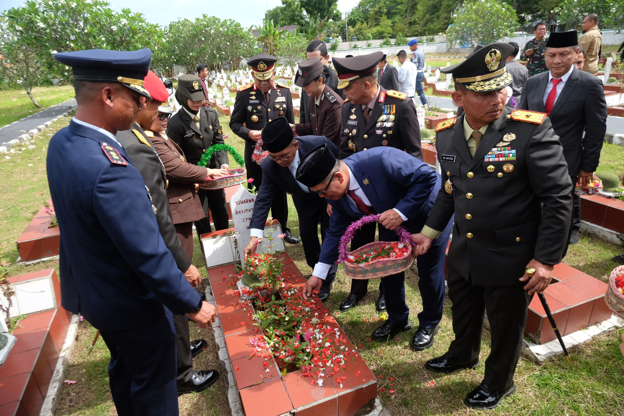 Doni Serang Gubernur Banten Andra Soni Tabur Bunga di Makam Pahlawan Ciceri Kota Serang 1 scaled