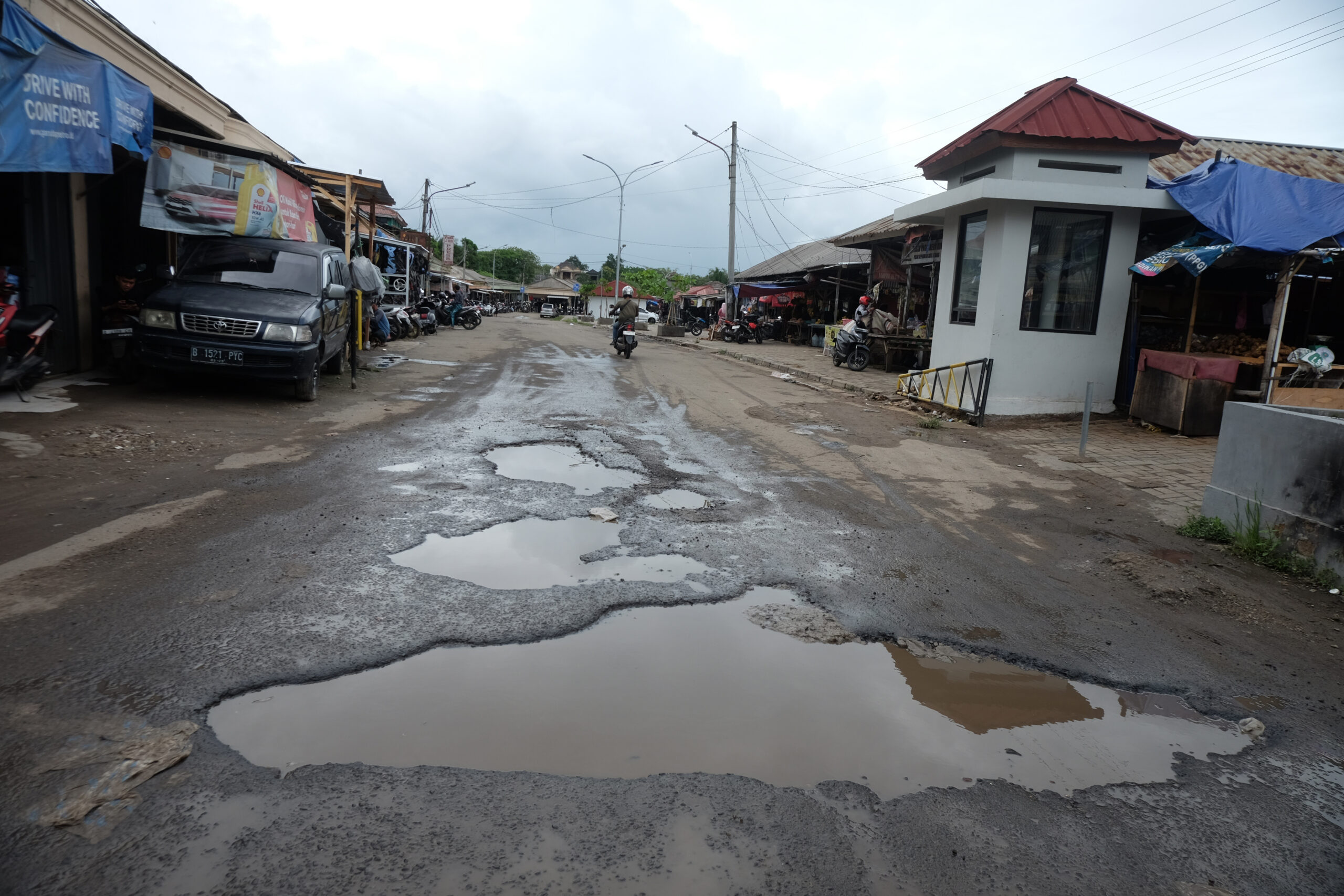 Doni Serang Jalan Pasar Kepandean Kota Serang Rusak 1 scaled