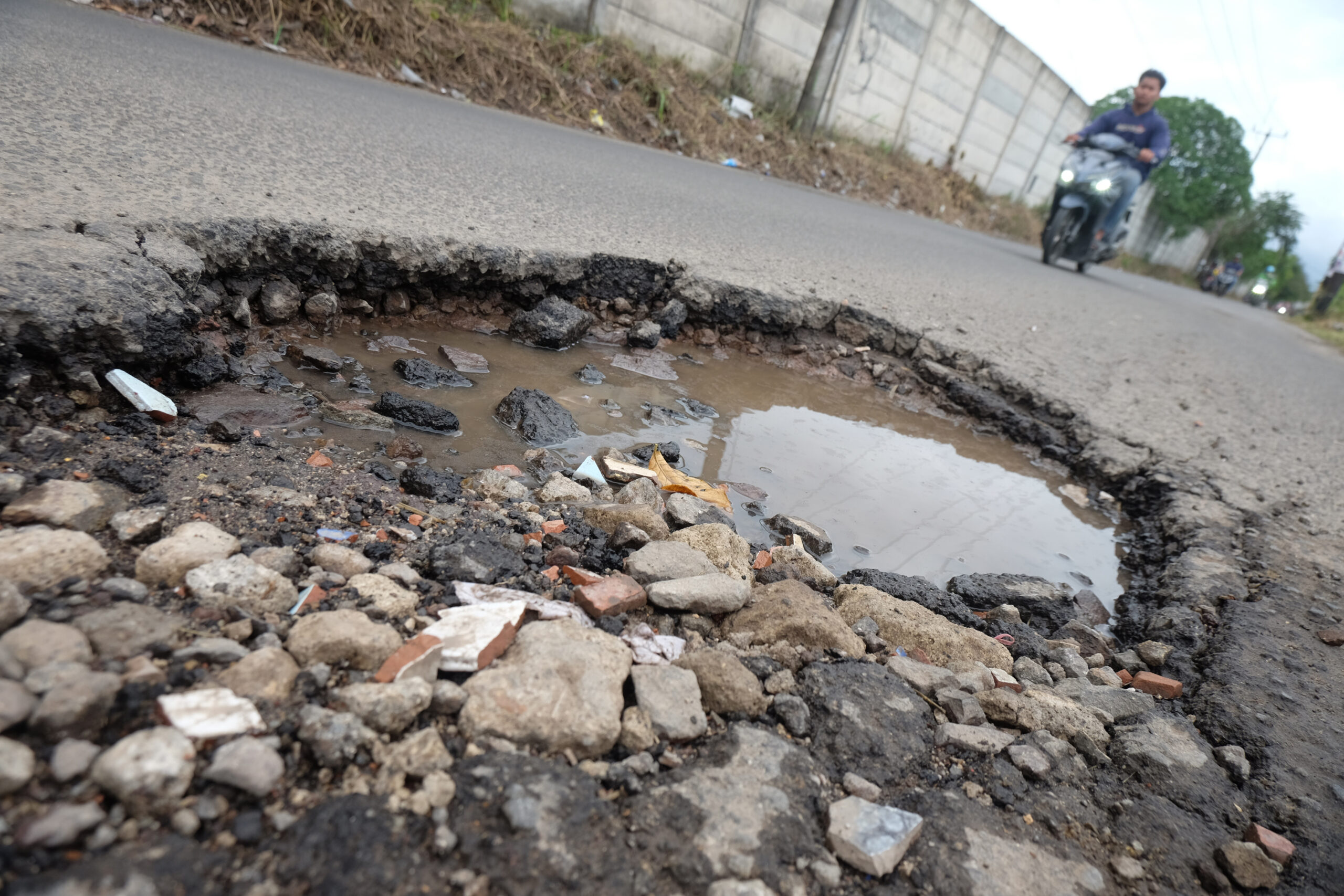 Doni Serang Jalan Raya BIP Kota Serang Berlubang 1 scaled