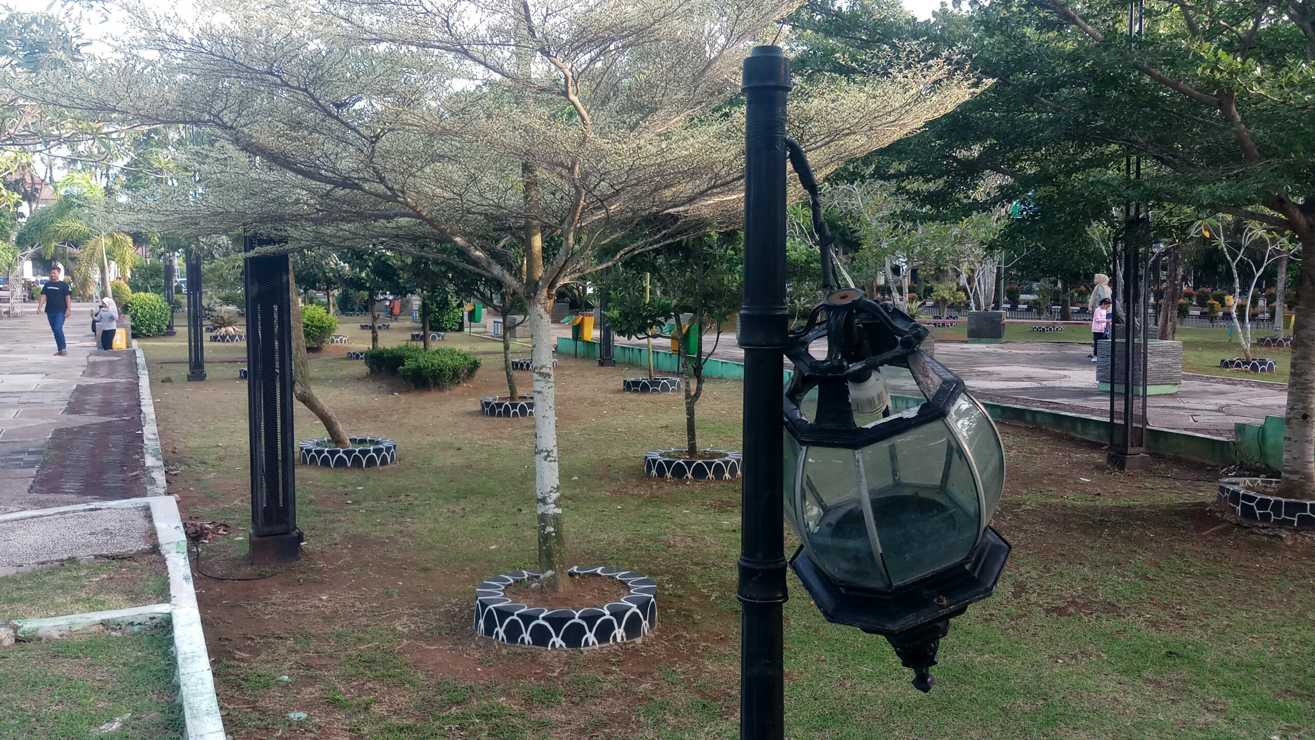 Doni Serang Lampu Hias Taman Badak Tak Kunjung Diperbaiki Meski Sudah Lama Rusak 1 scaled