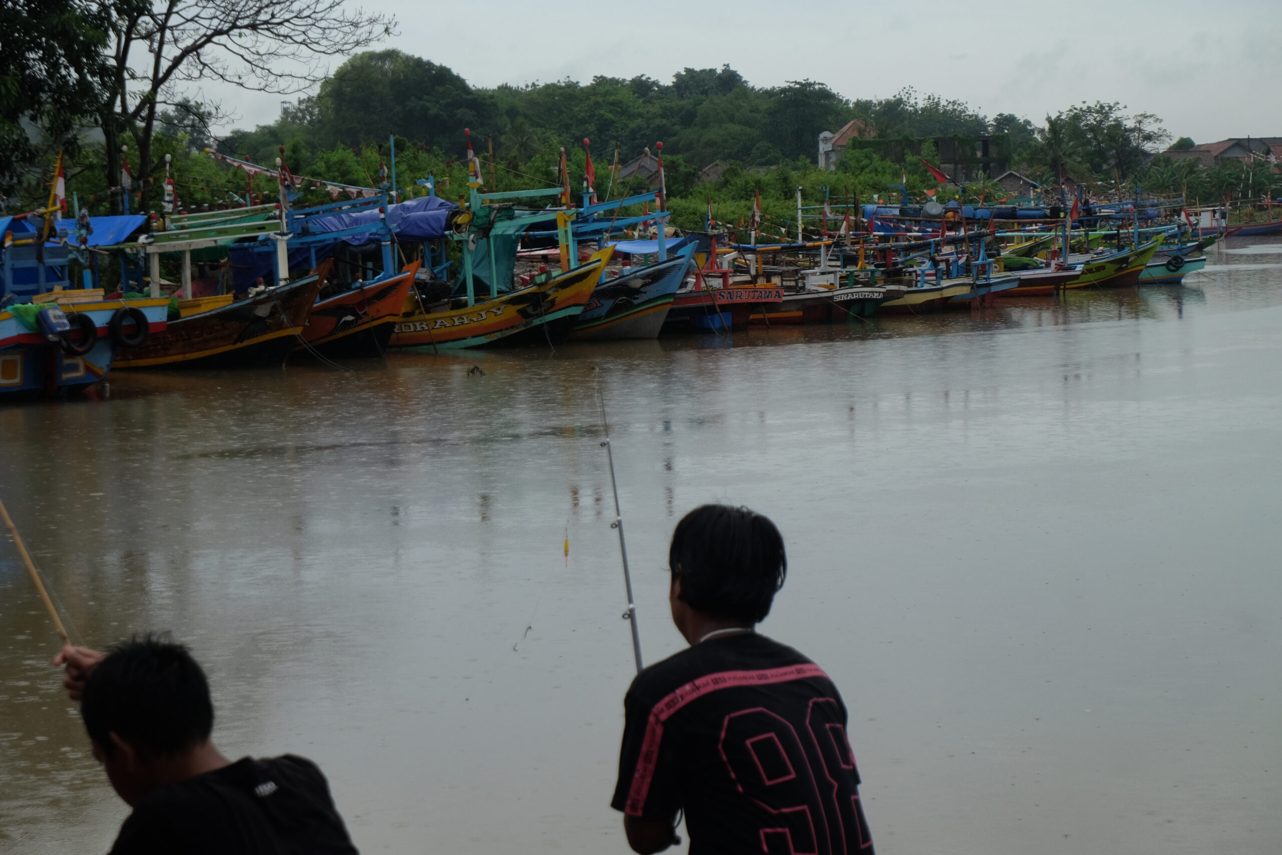 Doni Serang Nelayan Kali Wadas Kabupaten Serang Tak Melaut Akibat Gelombang Tinggi 1 scaled