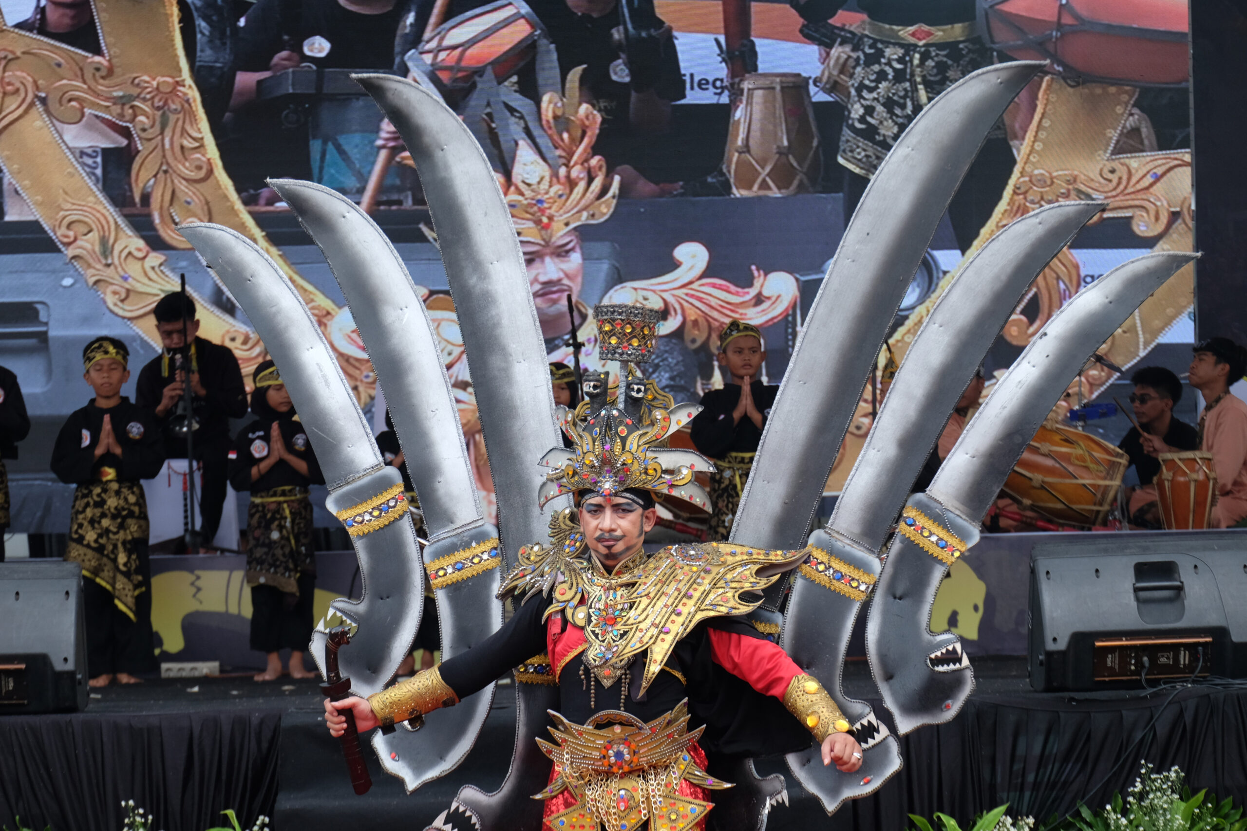 Doni Serang Peragaan Kostum Karnival di Golok Day Kota Cilegon 1 scaled