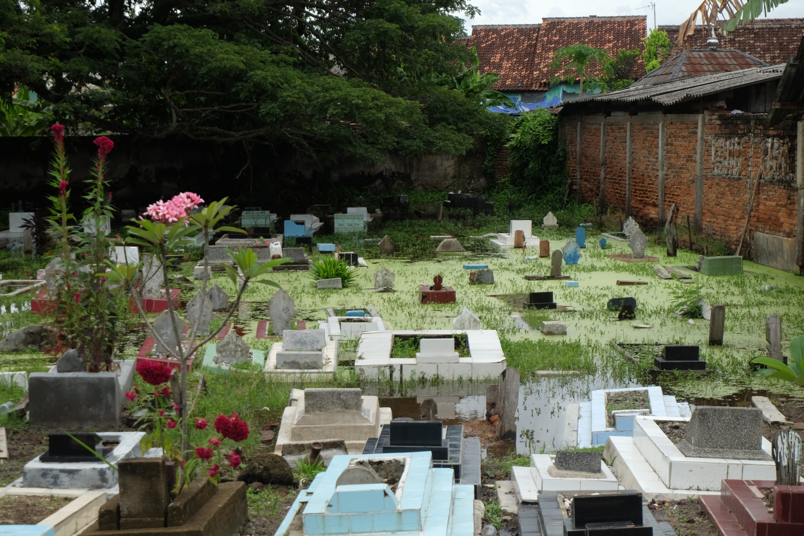 Doni Serang Puluhan Makam di Kasemen Kota Serang Terendam Banjir 1 scaled