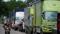 Ratusan Truk Tertahan Akibat Ada Unjukrasa di Jalan Bojonegara-P Doni Serang Ratusan Truk Tertahan Akibat Ada Unjukrasa di Jalan Bojonegara Pulo Ampel 1