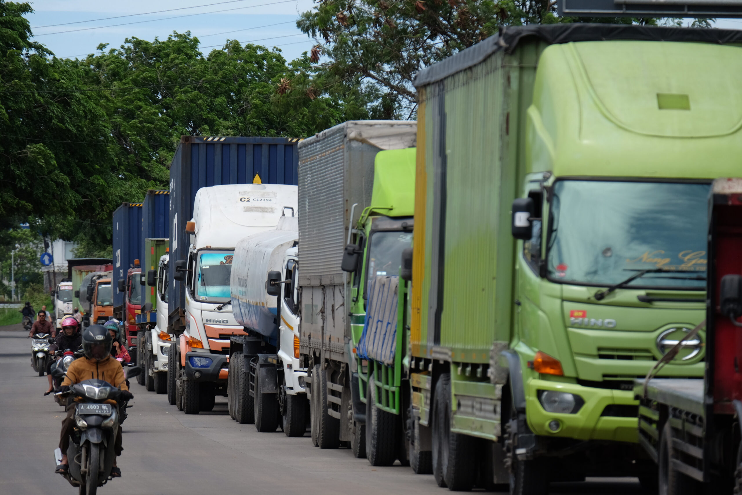 Ratusan Truk Tertahan Akibat Ada Unjukrasa di Jalan Bojonegara-P Doni Serang Ratusan Truk Tertahan Akibat Ada Unjukrasa di Jalan Bojonegara Pulo Ampel 1 scaled