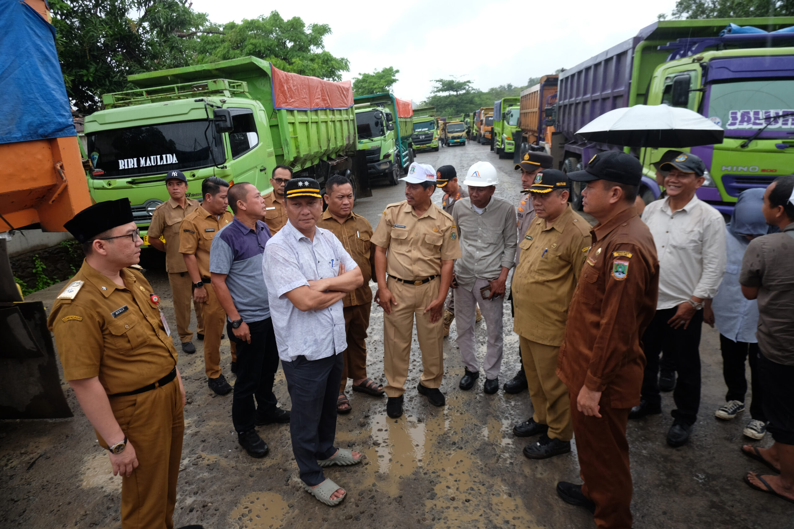 Doni - Serang - Sekda Banten Deden Apriandhi Tinjau Kantung Parkir Truk Tambang di Bojonegara 2 Doni Serang Sekda Banten Deden Apriandhi Tinjau Kantung Parkir Truk Tambang di Bojonegara 2 scaled